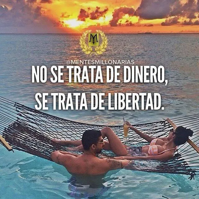 Una pareja está relajándose en una hamaca en el mar. El hombre está tomando una copa y la mujer está tomando el sol. Ambos están disfrutando de la libertad y la tranquilidad del momento.